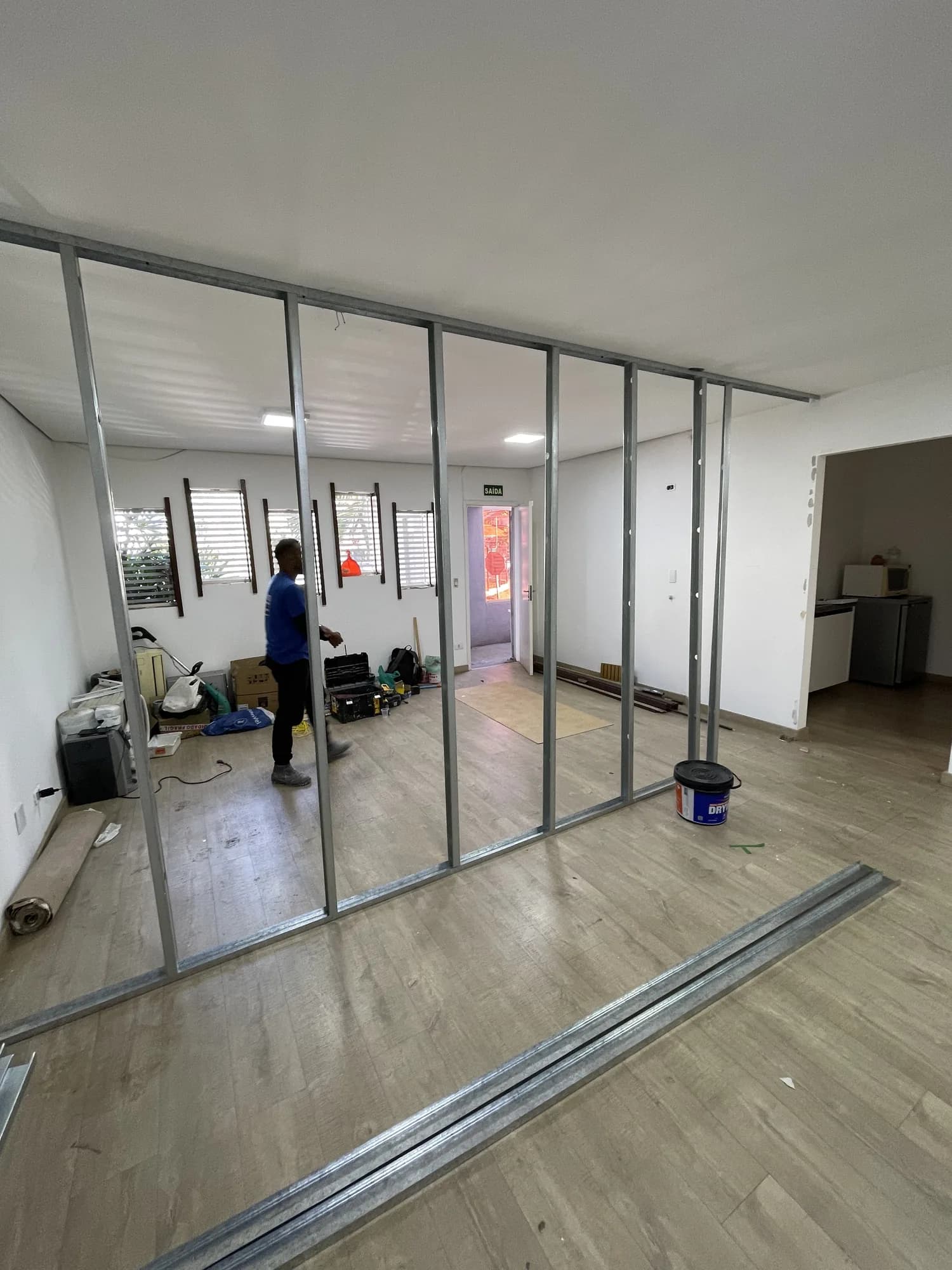 Projeto corporativo com divisórias de drywall e vidro